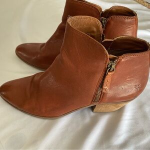 Frye Judith Double Zip Leather Ankle Boots in Cognac Brown Sz 9